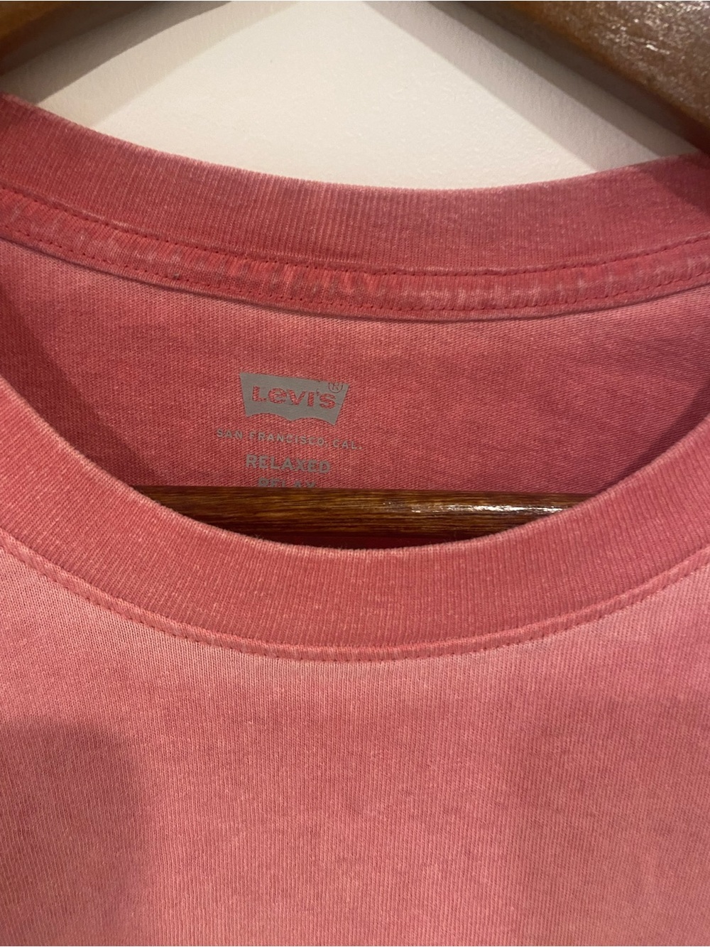 Levi's Men's Short Sleeve Crewneck Tee in Dusty Rose - Picture 5 of 7
